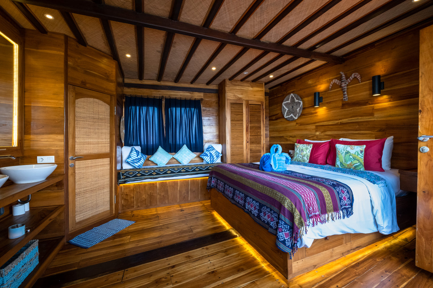 [2026 Official Reservation] 8D7N Raja Ampat Whale Shark Manta Ray Diving Liveaboard Trip